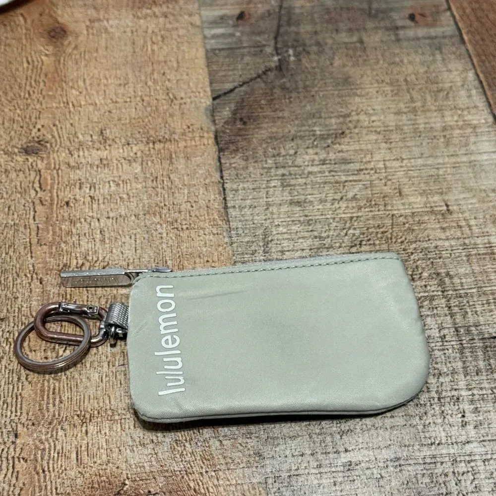 Lululemon clippable pouch
